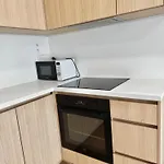 Calm Modern ! 5 Min To Airport ! Free Parking ! 1 Min Walk To Bus Stop Apartamento *