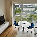 Calm Modern ! 5 Min To Airport ! Free Parking ! 1 Min Walk To Bus Stop شقة *