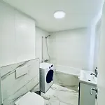 Apartamento Calm Modern ! 5 Min To Airport ! Free Parking ! 1 Min Walk To Bus Stop Košice