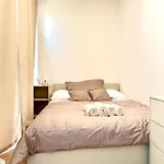 Calm Modern ! 5 Min To Airport ! Free Parking ! 1 Min Walk To Bus Stop *