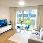 Calm Modern ! 5 Min To Airport ! Free Parking ! 1 Min Walk To Bus Stop