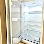 Calm Modern ! 5 Min To Airport ! Free Parking ! 1 Min Walk To Bus Stop *