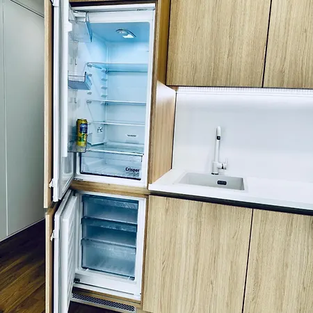 דירה Calm Modern ! 5 Min To Airport ! Free Parking ! 1 Min Walk To Bus Stop