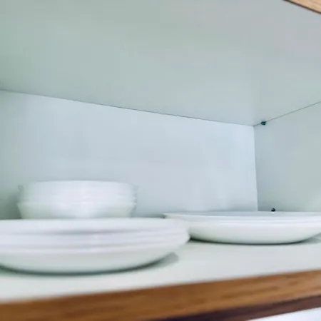 דירה Calm Modern ! 5 Min To Airport ! Free Parking ! 1 Min Walk To Bus Stop