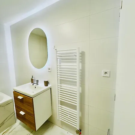 דירה Calm Modern ! 5 Min To Airport ! Free Parking ! 1 Min Walk To Bus Stop