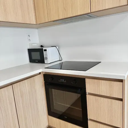 Calm Modern ! 5 Min To Airport ! Free Parking ! 1 Min Walk To Bus Stop דירה *