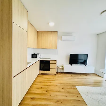Calm Modern ! 5 Min To Airport ! Free Parking ! 1 Min Walk To Bus Stop *