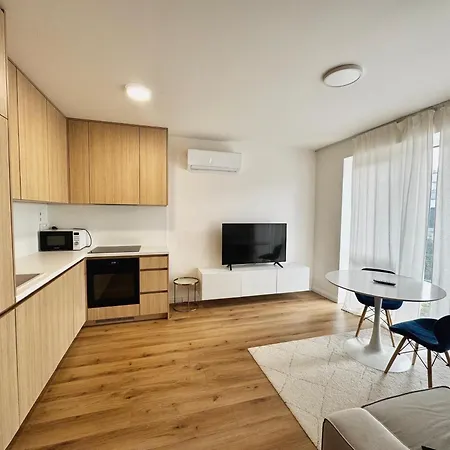 Apartamento Calm Modern ! 5 Min To Airport ! Free Parking ! 1 Min Walk To Bus Stop Košice