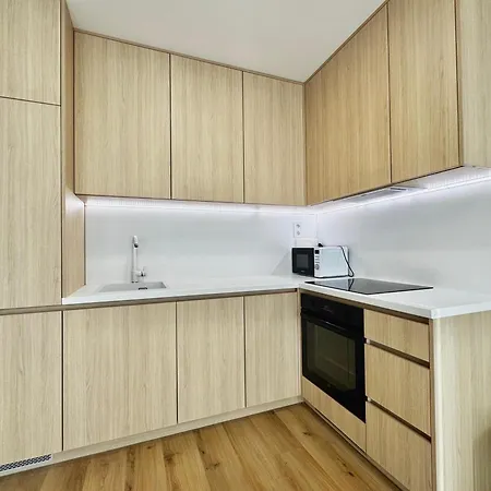 דירה Calm Modern ! 5 Min To Airport ! Free Parking ! 1 Min Walk To Bus Stop *
