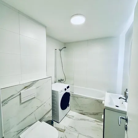 דירה Calm Modern ! 5 Min To Airport ! Free Parking ! 1 Min Walk To Bus Stop קושיצה
