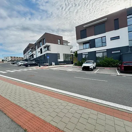 Calm And Modern Flat With Free Parking 10mins On Bus To Centre 1min Walk To Bus Stop