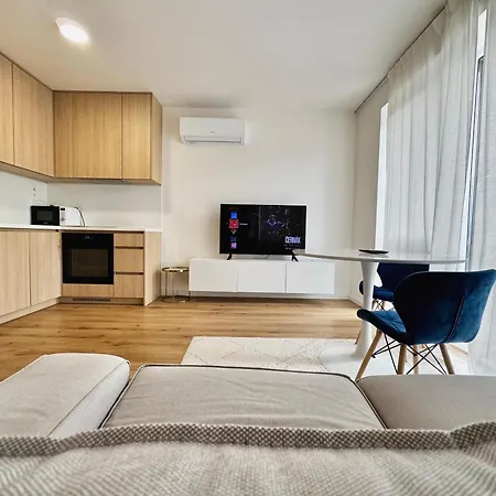 Calm Modern ! 5 Min To Airport ! Free Parking ! 1 Min Walk To Bus Stop شقة *