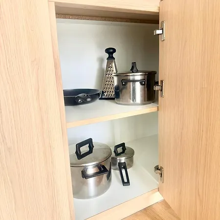 Calm Modern ! 5 Min To Airport ! Free Parking ! 1 Min Walk To Bus Stop דירה