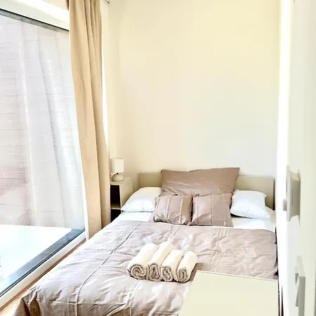 דירה Calm Modern ! 5 Min To Airport ! Free Parking ! 1 Min Walk To Bus Stop