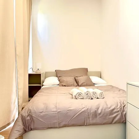 Calm Modern ! 5 Min To Airport ! Free Parking ! 1 Min Walk To Bus Stop *