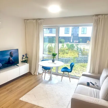 Calm And Modern Flat With Free Parking 10mins On Bus To Centre 1min Walk To Bus Stop