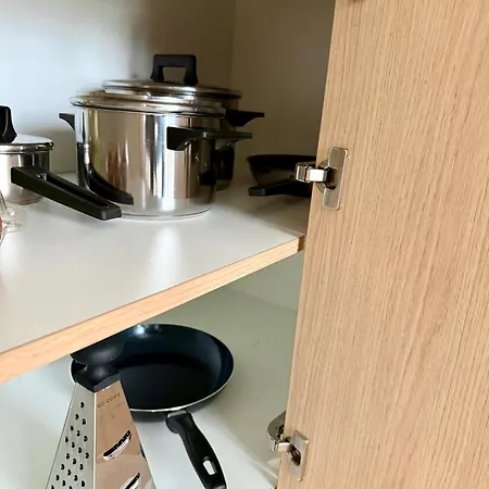 Calm Modern ! 5 Min To Airport ! Free Parking ! 1 Min Walk To Bus Stop דירה *