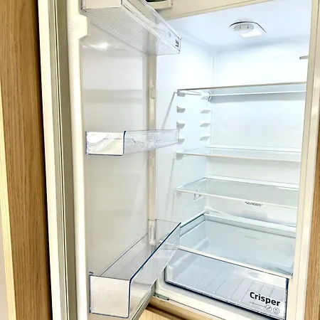 Calm And Modern Flat With Free Parking 10mins On Bus To Centre 1min Walk To Bus Stop *