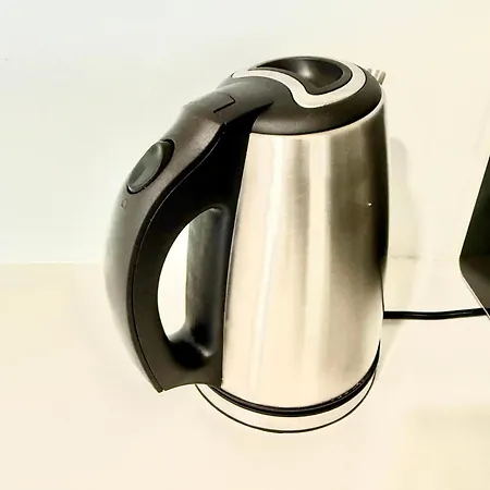 Calm And Modern Flat With Free Parking 10mins On Bus To Centre 1min Walk To Bus Stop Apartment *