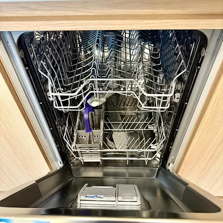 Calm And Modern Flat With Free Parking 10mins On Bus To Centre 1min Walk To Bus Stop