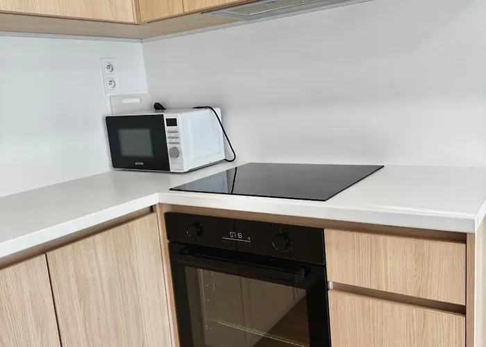 Calm And Modern Flat With Free Parking 10mins On Bus To Centre 1min Walk To Bus Stop Apartment *