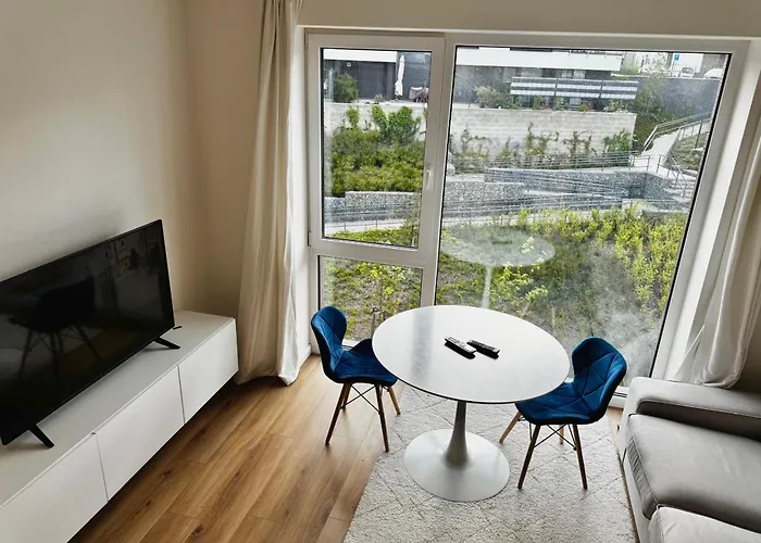 Calm And Modern Flat With Free Parking 10mins On Bus To Centre 1min Walk To Bus Stop Apartment *