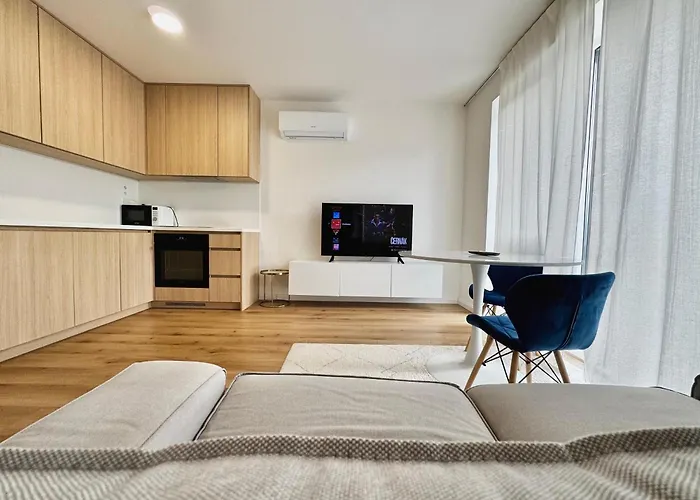 Calm And Modern Flat With Free Parking 10mins On Bus To Centre 1min Walk To Bus Stop Apartment *