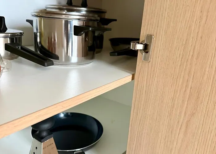 Calm And Modern Flat With Free Parking 10mins On Bus To Centre 1min Walk To Bus Stop Apartment *